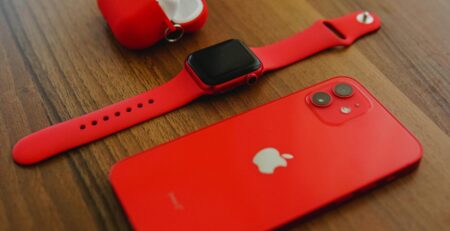 AirPods dan iPhone di layar Bluetooth saat proses penyambungan