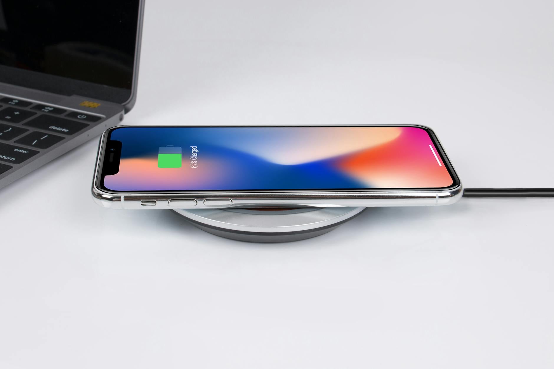 MagSafe charger menempel di belakang iPhone untuk pengisian nirkabel